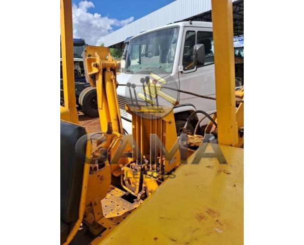 Foto de RETROESCAVADEIRA MF 275